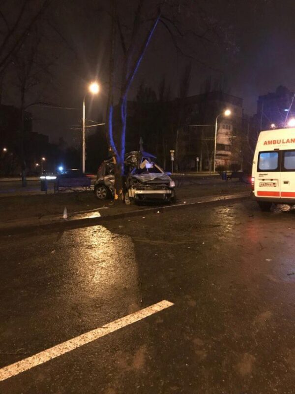 В центре Донецка машина влетела в дерево: появились жуткие фото