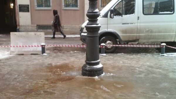 В центре Питера из фонарного столба хлещет вода