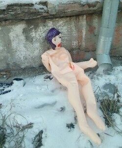 В Челябинске во дворе дома нашли голую женщину из секс-шопа