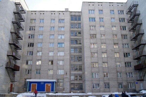 В Челябинской области из окна общежития выпала женщина