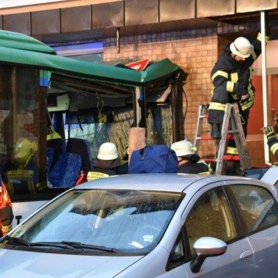 В Германии перевозивший школьников автобус врезался в дом