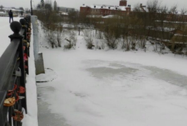 В Ивановской области пьяная женщина упала с моста на лёд