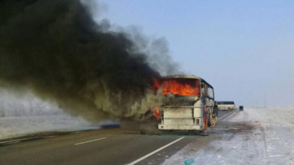 В Казахстане задержали водителей автобуса, в котором сгорели 52 человека