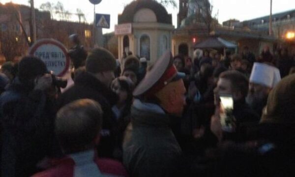 В Киеве активисты заблокировали въезд в Киево-Печерскую Лавру