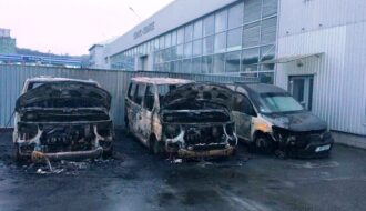 В Киеве неизвестные сожгли три машины «муниципальной полиции»