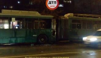 В Киеве загорелся троллейбус с пассажирами: появились фото