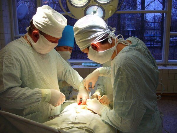 В Краснодаре хирурги провели уникальную операцию на руке