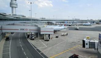 В крупнейшем аэропорту Канады столкнулись два самолета