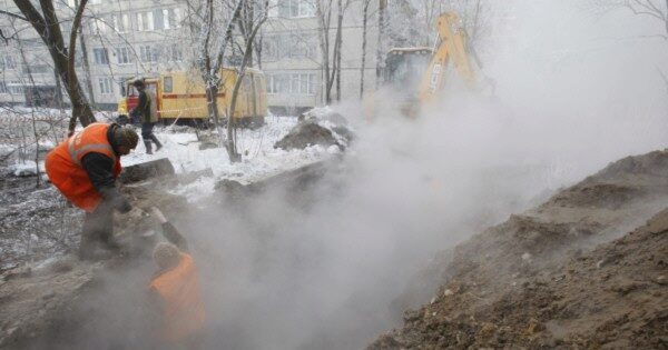 В Москве мужчина упал в яму с кипятком