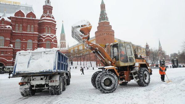 В Москве на дороги для уборки снега выехали 10 тысяч спецмашин