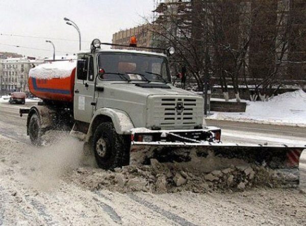 В Москве поливальная машина перевернула KIA