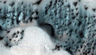 В NASA показали необычайно красивые фото заснеженного Марса