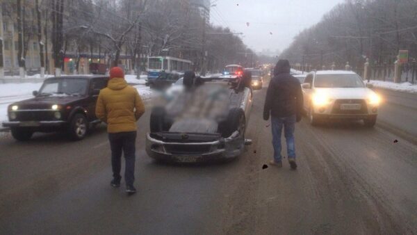 В Нижнем Новгороде «Тойота» перевернулась после столкновения с «Шевроле»