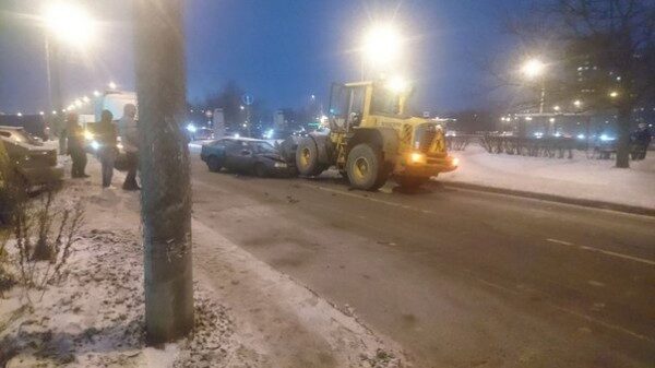 В Петербурге пьяный водитель врезался в бульдозер