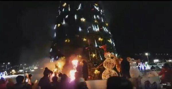 В Петропавловске-Камчатском сгорели фигуры Деда Мороза и Снегурочки