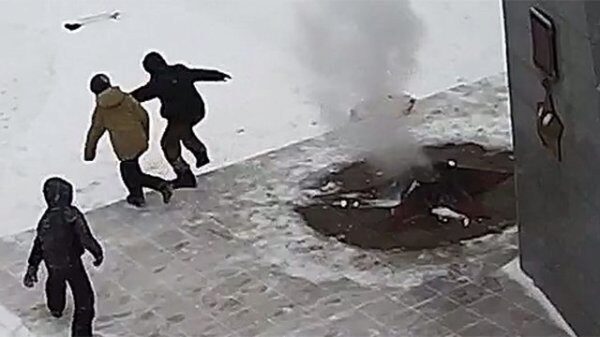 В Подмосковье полиция проверяет видео с тушащими снегом Вечный огонь подростками