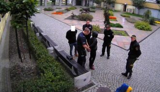 В Польше наказали трех человек, вытерших ноги о флаг Украины