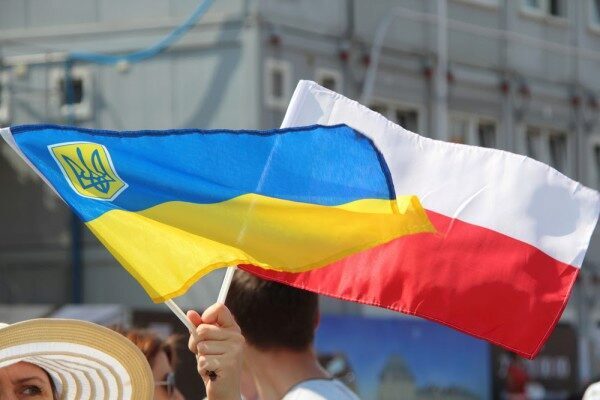 В Польше работников из Украины «пометили» желто-синей формой