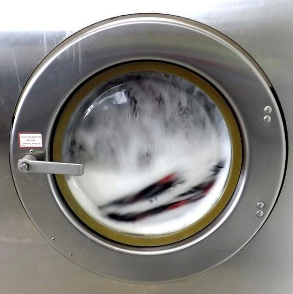 В Польше украинка лишилась руки из-за нежелания работодателя ломать стиральную машину