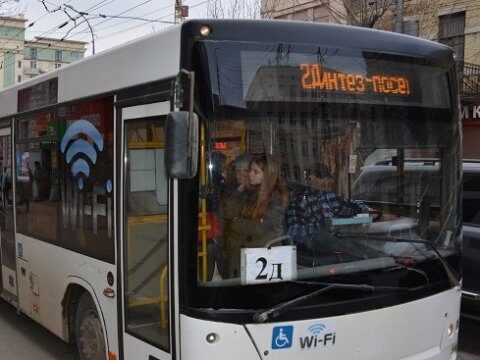 В резко затормозившем саратовском автобусе пострадала пассажирка
