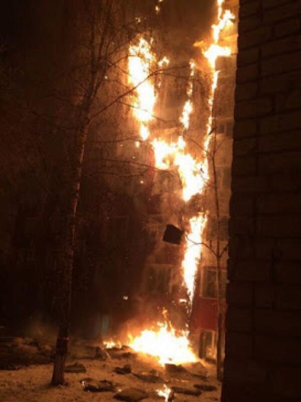 В России в многоэтажке произошел масштабный пожар: появилось яркое видео