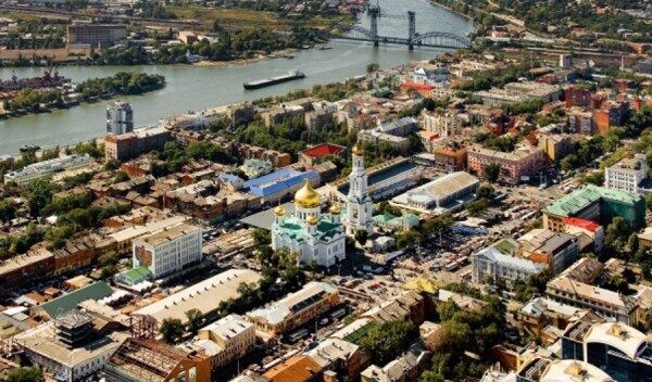 В Ростове балкон упал на "небо гирлянд"