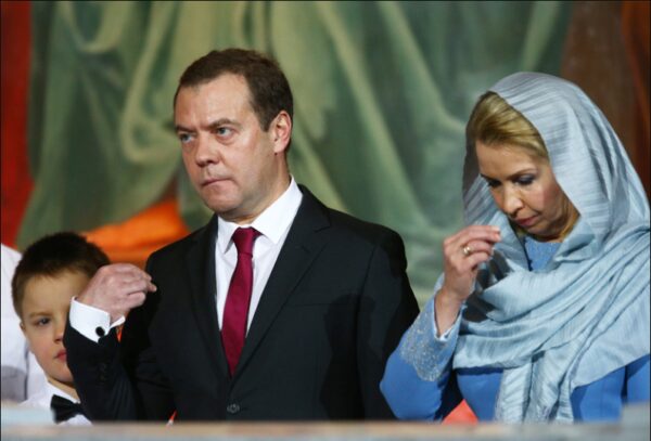 В Сети заметили, что у Медведева пропало обручальное кольцо