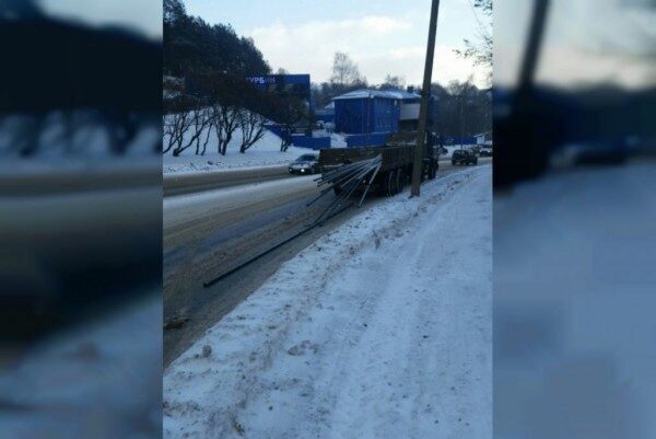 В Смоленске водитель грузовика потерял трубы на дороге