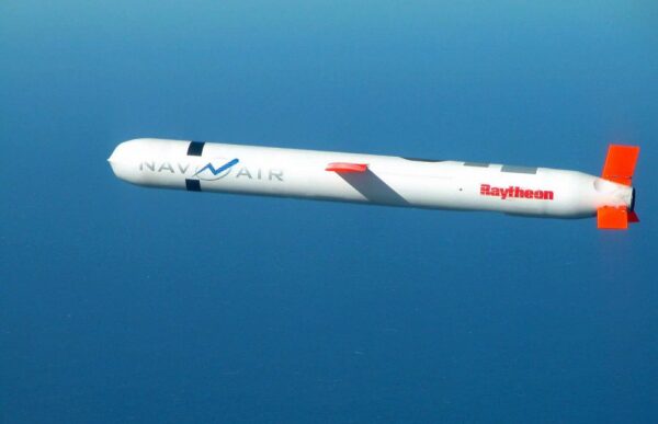 В США начнут создавать тяжелый ледокол с крылатыми ракетами