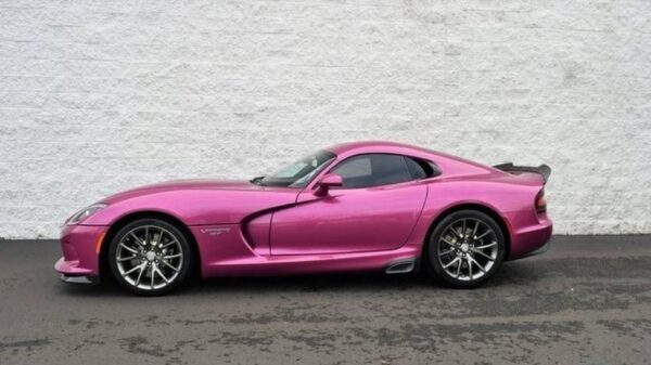 В США за $155 тысяч продают эксклюзивный розовый Dodge Viper GT