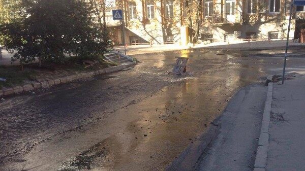 В Ставрополе залило улицу из-за прорыва трубы