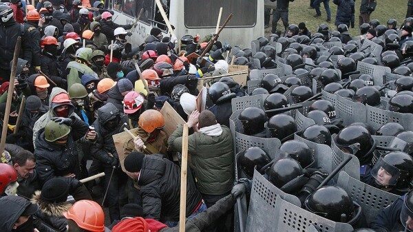 В столкновениях у здания ВРУ пострадал полицейский