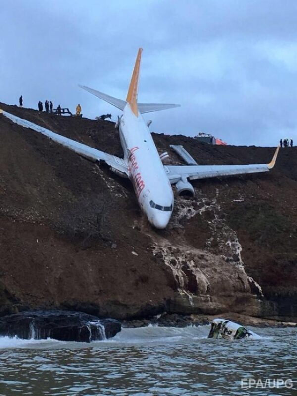 В Турции пассажирский самолет чуть не упал в море с обрыва
