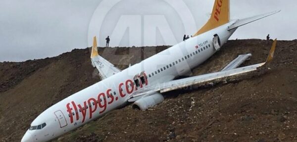 В турецком аэропорту самолет выкатился за пределы полосы