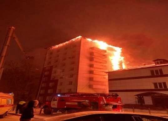 В Тюмени подожгли целую девятиэтажку – уничтожены десятки квартир, есть погибшие