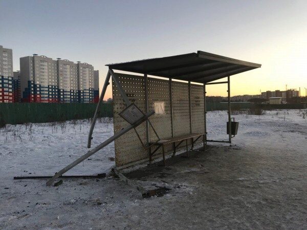 В Тюмени вандалы разнесли остановку на объездной дороге