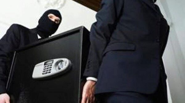 В Вологодской области мужчина украл сейф с зарплатой сотрудников фирмы