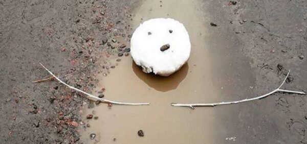 В Воронеже мужчина «слепил» в луже снеговика из пенопласта