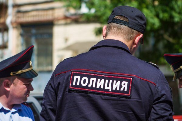 В Воронеже трое полицейских избили и отобрали деньги у молодого человека