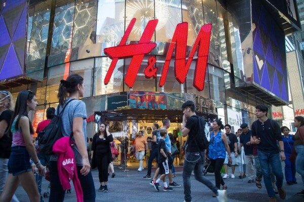 В ЮАР радикалы разгромили магазины H&M из-за "расистской футболки"