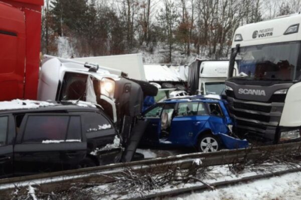 В Чехии столкнулись не менее 30 авто из-за непогоды