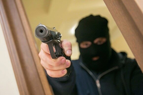 В Екатеринбурге трое преступников в масках ограбили магазин и выстрелили в продавца
