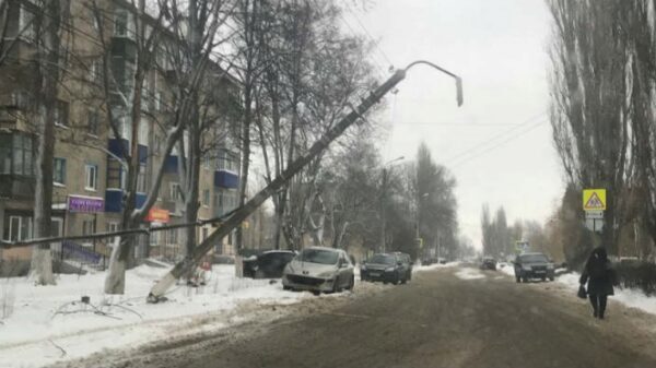 В Ельце столб повис на проводах (фото)