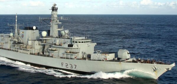 Великобритания направила фрегат для сопровождения российских кораблей