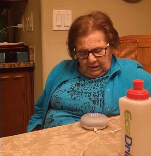Видео знакомства 85-летней итальянской бабушки с колонкой Google Home Mini стало хитом Сети