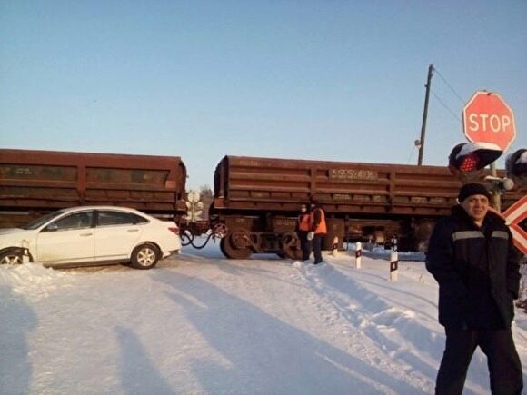 В Краснотурьинске на переезде локомотив протаранил легковушку