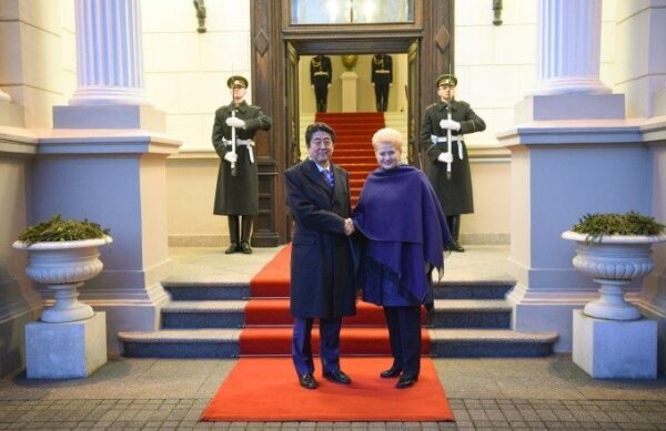 В Латвию с визитом прибывает премьер Японии