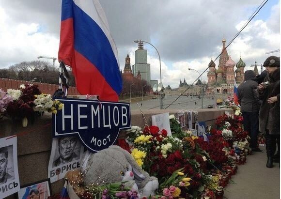 В Москве коммунальщики «зачистили» мемориал Борису Немцову
