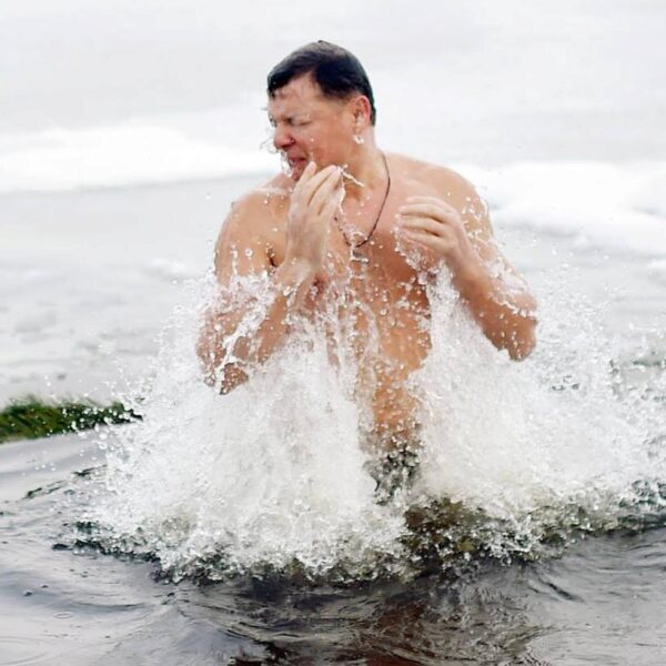 Во время купания в крещенской проруби Олег Ляшко едва не лишился плавок