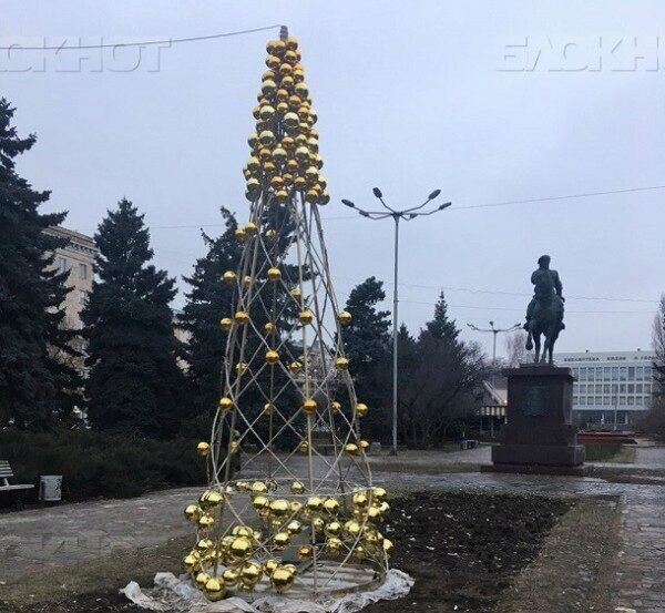 Волгоградцы разворовали елку из золота в центре города